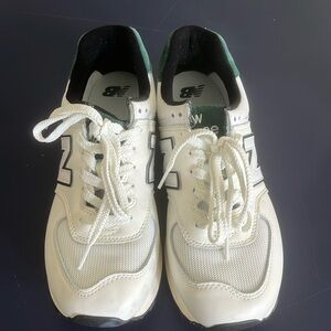 New Balance Unisex, 8.5 men’s size, gently worn.